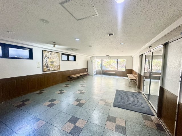 ダイトシティ榴ヶ岡のエントランス