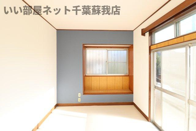 サンシャインヒルズ市原菊間の洋室|落ち着いた色調の洋室です