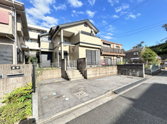 【前面道路含む現地写真】 | 本邸宅は、2台の駐車スペースを確保しております。ワンボックスカーの需要が多くなっている中、これだけの広さがあれば、駐車にも困らずストレスにもならないですね♪清潔感溢れる玄関がお出迎えする本邸宅！！