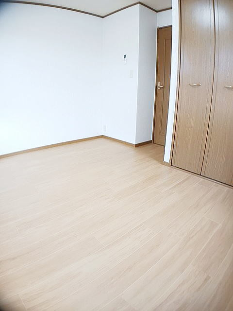 エアリーヴィラ壱番館の寝室|クローゼット付の寝室です☆