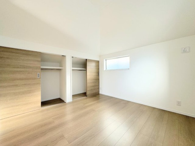 【洋室】 | ◆◇綱島東B号棟◇◆ | ◆柔らかい陽光が差し込む明るいお部屋を演出する設計。彩光の取れる窓が気持ちの良いお部屋を創り上げます。嬉しいウォークインクローゼット付きです！