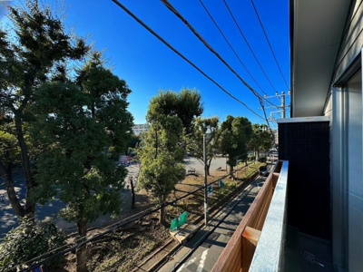 【バルコニー】 | ◆◇綱島東B号棟◇◆ | ◆気持ちのいい空が見渡せる広いバルコニー。爽やかな風を感じて、心躍る素敵な暮らしがはじまります。通風・採光にも優れ、心地よい光と風があふれています♪