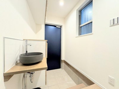 【その他】 | ◆◇綱島東B号棟◇◆ | ◆光の渦が溢れた明るい玄関ホール。「おかえり」と「ただいま」が交差するお家の顔とも言える場所は爽やかで心地良い空間となっています。すっきり片付いた玄関で来客時にも自信が持てそう。