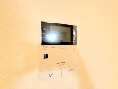 【防犯設備】 | ◆◇綱島東B号棟◇◆ | ◆受話器を持たずに、来訪者と通話ができ、モニターで姿が確かめられるインターホンを採用しました。暮らしの安心感を一層高めます。