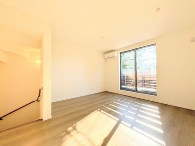 【居間・リビング】 | ◆◇綱島東B号棟◇◆ | ◆柔らかな色合いのフローリングと清潔感のあふれる白のクロスが明るい空間を創り出しているリビングダイニング。家族の集まる憩いの場にふさわしいです。