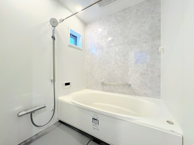 【浴室】 | ◆◇綱島東B号棟◇◆ | ◆モダンデザインの空間が気持ちよさを高めてくれるバスルーム。すっきりとした清潔感の中に都会的なセンスが感じられ、心身をリフレッシュできる寛ぎを深めてくれるスペースです。