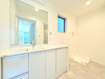 【独立洗面台】 | ◆◇綱島東B号棟◇◆ | ◆ご家族の1日が始まり、1日が終わりを締めくくる洗面空間。洗濯機を配置しても十分なスペースを確保した設計となっております。