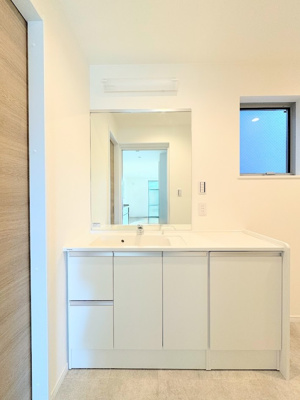 【独立洗面台】 | ◆◇綱島東B号棟◇◆ | ◆毎日使う場所だから、機能的で使いやすさに配慮したパウダールーム。すっきりと使えるように収納も豊富にご用意しています。