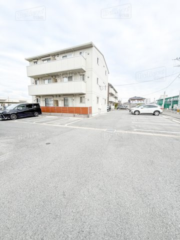 オッツ梅満Ⅱ　B棟の駐車場|駐車スペースもあります☆