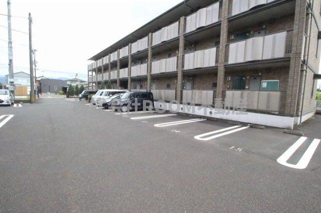 Hermitの駐車場|車をお持ちの方に嬉しい駐車場付きの物件です
