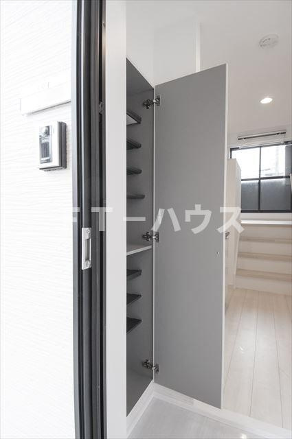 千葉市花見川区南花園１丁目のアパートの玄関