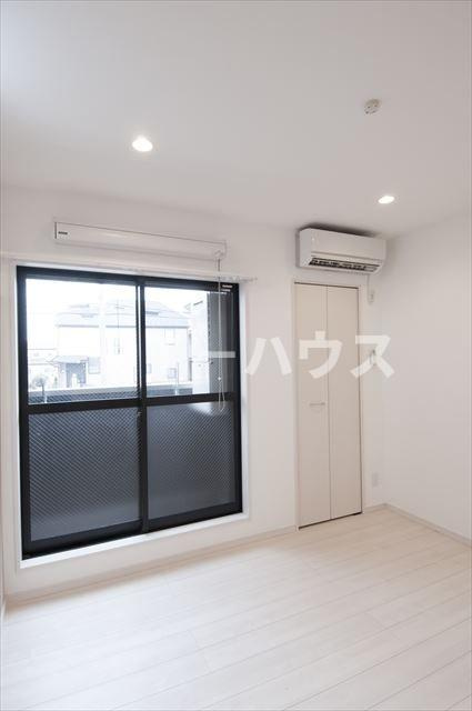 千葉市花見川区南花園１丁目のアパートの居間・リビング