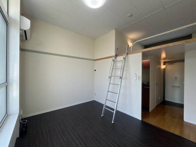 ミストラル西庄の居間・リビング