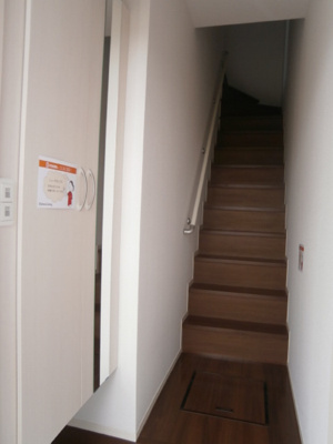 【玄関】 | フォーゲルテラス リラ Ⅴ | 鏡付きシューズボックス