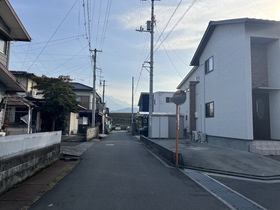 中古戸建の前面道路含む現地写真