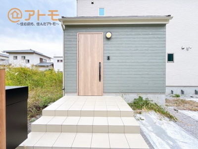 【玄関】 | ●沼津市上香貫　分譲住宅　全1棟 | 落ち着いた色合いの玄関はダブルロックで防犯性に優れた仕様になっています♪