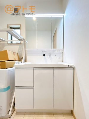 【独立洗面台】 | ●沼津市上香貫　分譲住宅　全1棟 | 収納豊富な３面鏡の洗面化粧台は使い勝手良好♪