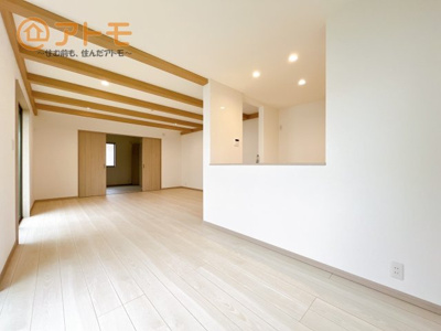 【居間・リビング】 | ●沼津市上香貫　分譲住宅　全1棟 | 家族団らんのイメージは、リビングを思い浮かべませんか？リビングこそ広々とした空間が良いですね♪