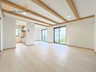 【居間・リビング】 | ●沼津市上香貫　分譲住宅　全1棟 | 広々と開放的なLDKは、家族が自然と集まる広さ♪お子様のリビング学習にもピッタリ♪