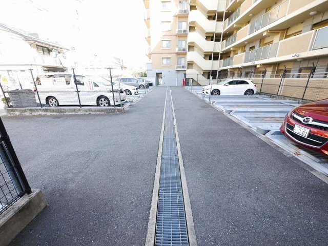 クレアーレ六甲道の駐車場