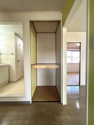 トゥインクル吉田C棟の洗面所|朝の支度にも助かる、独立の洗髪洗面化粧台