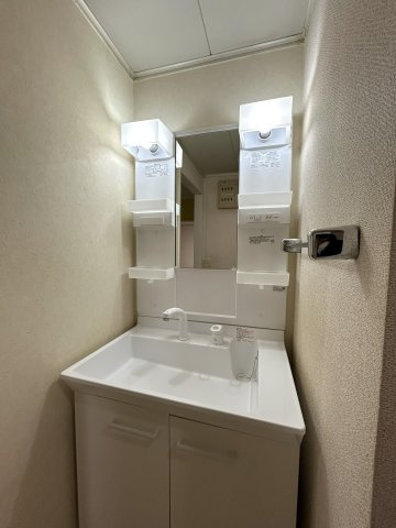 トゥインクル吉田C棟の収納|落ち着いた色調の洋室です