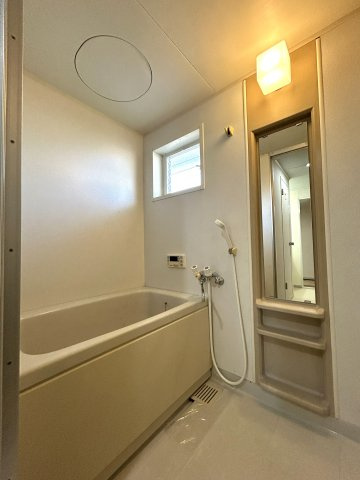 トゥインクル吉田C棟の居間・リビング|ゆったりした洋室です