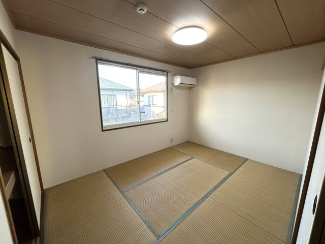 トゥインクル吉田C棟の居間・リビング|落ち着いたトイレです