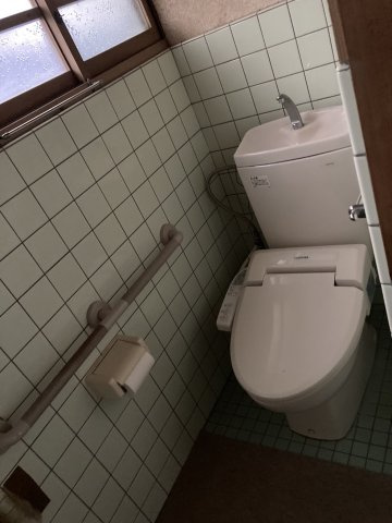 西条市安知生の中古一戸建のトイレ