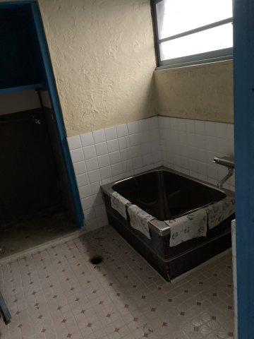 西条市安知生の中古一戸建の浴室