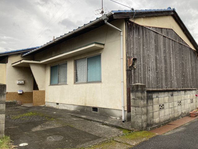 西条市安知生の中古一戸建の外観|落ち着いた雰囲気の外観です