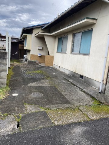 西条市安知生の中古一戸建の駐車場|車をお持ちの方に嬉しい駐車場付きの物件です