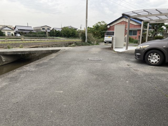 西条市安知生の中古一戸建の前面道路含む現地写真|前面道路含む現地写真です