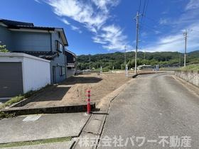 売土地 　中室田３区画の前面道路含む現地写真|前面道路が広くお車の駐車や出し入れもスムーズ！青空と豊かな緑に囲まれた閑静な住環境です。