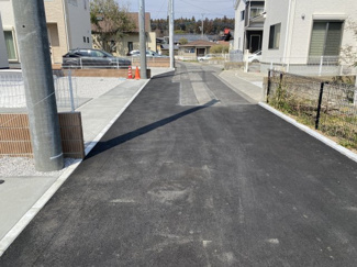 【前面道路含む現地写真】 | 現地写真　東側接道幅員約4ｍ