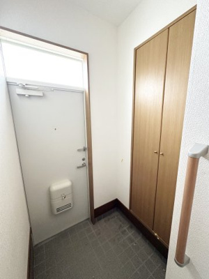 【玄関】 | 緑ヶ丘ヴィレッジⅠ | ※修繕中のお写真です