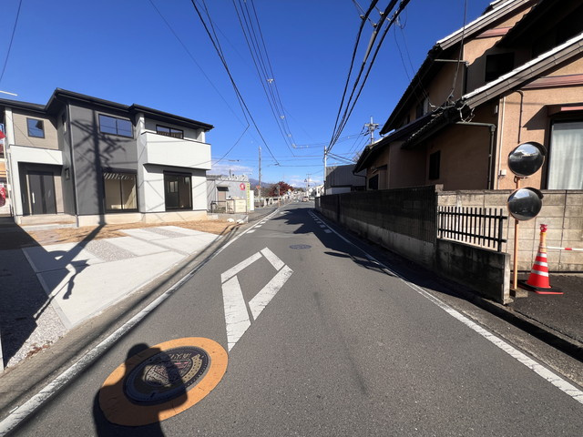 新築　前橋市下細井町9期　１号棟の前面道路含む現地写真|現地写真　南側接道幅員約5.4ｍ　北側接道幅員約5.1ｍ