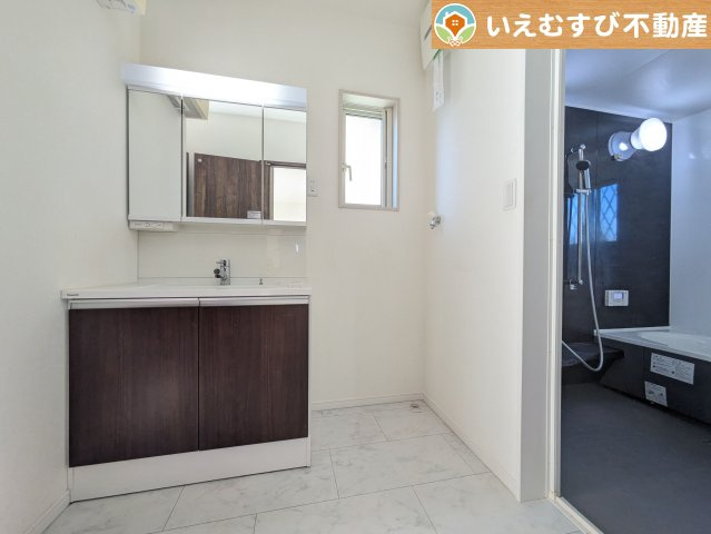 【独立洗面台】 | 美里町阿那志　中古戸建 | 3面ミラーの後ろは収納スペースを完備
生活感のあるものは隠して、スッキリシンプルな洗面台に！清潔感のある空間♪