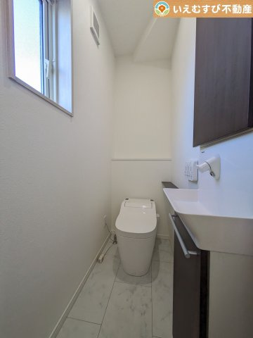 【トイレ】 | 美里町阿那志　中古戸建 | シンプルで清潔感のあるトイレ
窓付きで明るく、お掃除しやすいシンプルな空間♪