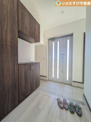 【玄関】 | 美里町阿那志　中古戸建 | 大容量の土間収納付き
棚も付いた土間収納付きなのでベビーカーやお子様の遊び道具なども置いておけます♪