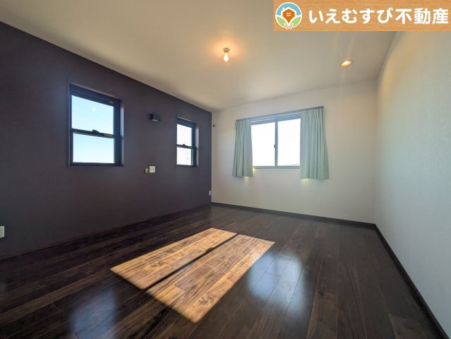 【洋室】 | 美里町阿那志　中古戸建 | 2面採光で明るい居室
たっぷりの採光で明るいお部屋にアクセントクロスがおしゃれな洋室！