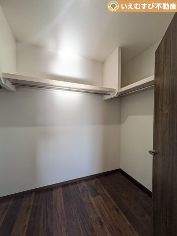【収納】 | 美里町阿那志　中古戸建 | たっぷりの収納力を備えたウォークインクローゼット
たくさん収納できるので季節物やかさばるバッグなども片付きます♪