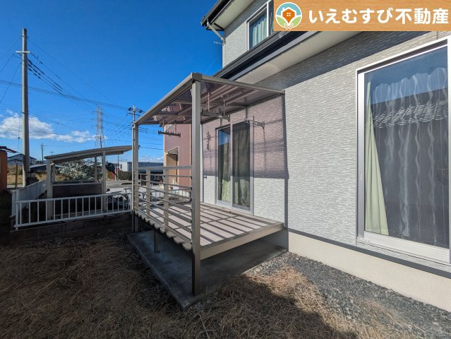 【バルコニー】 | 美里町阿那志　中古戸建 | ゆとりの広さのテラス
南向きで採光たっぷりなのでお洗濯ものが乾きやすい♪おふとんを干すにも余裕の広さ！