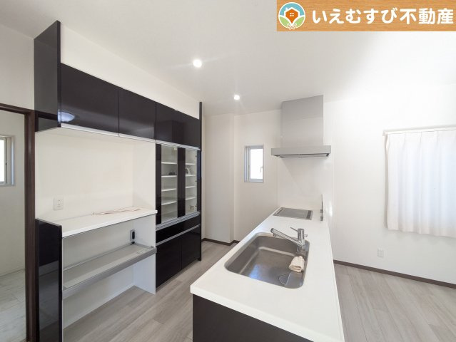 【キッチン】 | 美里町阿那志　中古戸建 | 嬉しい食器棚付きのキッチン！
建付けの食器棚付きで、デザインの統一されたキッチン！使い勝手も良好です♪