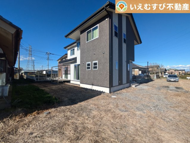 【駐車場】 | 美里町阿那志　中古戸建 | 3台以上駐車可能なゆとりのカースペース
複数台車をお持ちでも、お友達が遊びに来てもゆとりの駐車スペース！