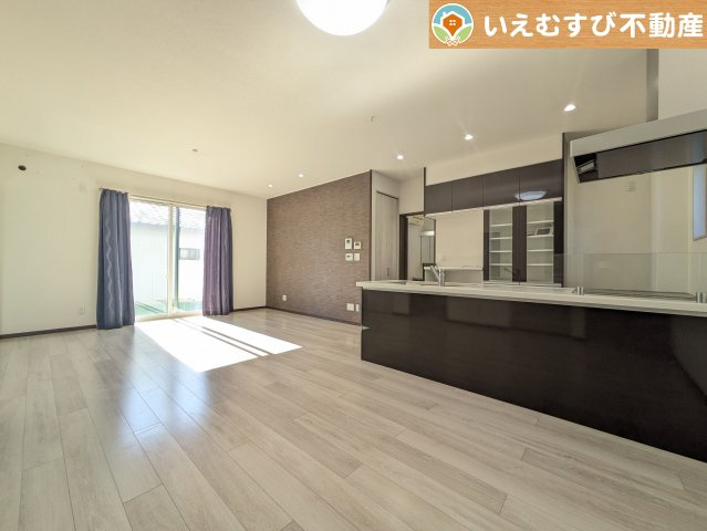 【居間・リビング】 | 美里町阿那志　中古戸建 | 自然光で満たされる明るく開放感溢れるリビング
たっぷりの採光で明るい空間。家族みんなでくつろげます♪