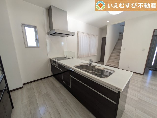 【キッチン】 | 美里町阿那志　中古戸建 | 対面キッチンでリビングを見渡せる
お子様の遊んでいる様子や宿題をしている様子など見守りながらお料理が作れますね♪