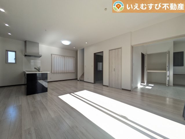 【居間・リビング】 | 美里町阿那志　中古戸建 | ナチュラルな色合いで落ち着いた印象のリビングダイニング
ぬくもりのあるナチュラルな空間。グリーンを飾っても相性が良さそうですね♪