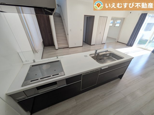 【キッチン】 | 美里町阿那志　中古戸建 | 機能性収納性に溢れるキッチン。
収納もたっぷり付いていてすっきり片付く！毎日楽しくお料理が出来そうです！