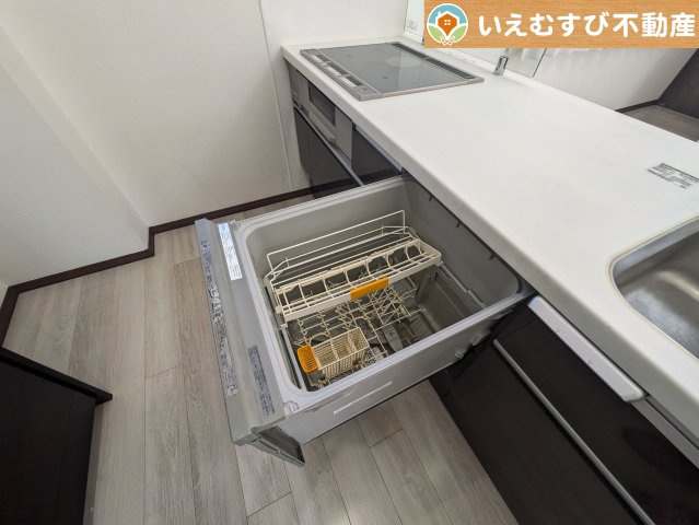 【設備】 | 美里町阿那志　中古戸建 | 食器洗乾燥機付で忙しいママをサポート
洗い物時間が短縮できて、その分家族や自分の時間が増えますね♪